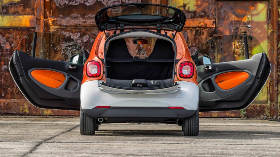 Tr&ecirc;s vers&otilde;es estar&atilde;o dispon&iacute;veis para os dois modelos | <a href="https://gutenberg.quatrorodas.abril.com.br/noticias/fabricantes/smart-oficializa-fortwo-forfour-791257.shtml" rel="migration">Leia mais</a>