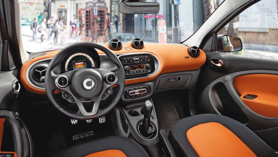 Na de entrada, j&aacute; estar&atilde;o inclu&iacute;dos itens como cruise control, medidor de temperatura externa e painel de instrumentos com tela LCD | <a href="https://gutenberg.quatrorodas.abril.com.br/noticias/fabricantes/smart-oficializa-fortwo-forfour-791257.shtml" rel="migration">Leia mais</a>