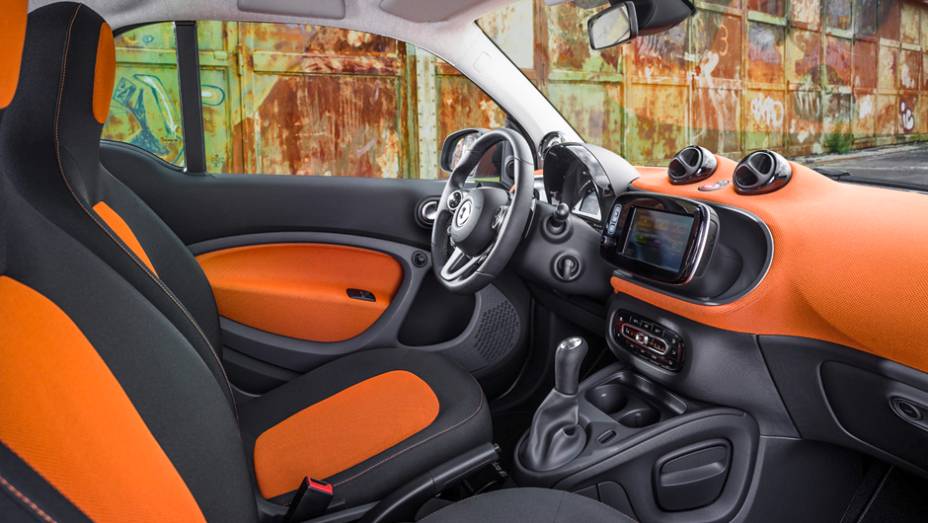 Nas vers&otilde;es superiores, s&atilde;o adicionadas tecnologias como volante multifuncional, bancos aquecidos e sistema de &aacute;udio JBL | <a href="https://gutenberg.quatrorodas.abril.com.br/noticias/fabricantes/smart-oficializa-fortwo-forfour-791257.shtml" rel="migration">Leia mais</a>