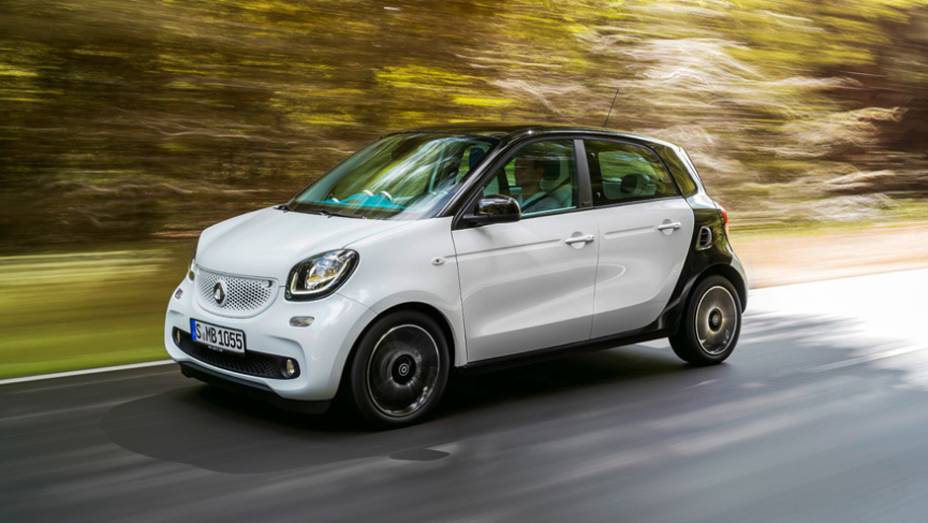J&aacute; o ForFour chega a 3,49m de comprimento, praticamente o mesmo tamanho do MINI Cooper, com 2,49m de espa&ccedil;o entre-eixos | <a href="https://gutenberg.quatrorodas.abril.com.br/noticias/fabricantes/smart-oficializa-fortwo-forfour-791257.shtml" rel="migration">Leia mais</a>