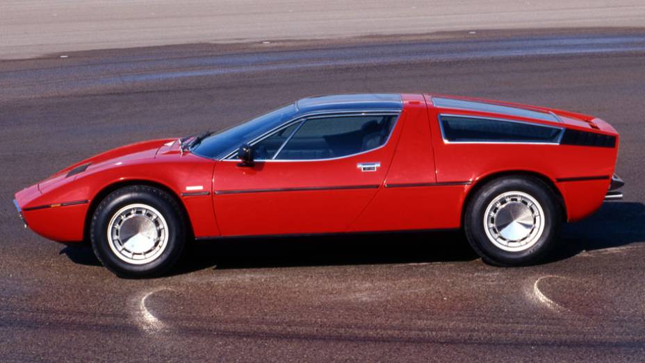 O Bora foi o primeiro Maserati com motor central traseiro, tendência de arquitetua entre os esportivos italianos da época | <a href="https://gutenberg.quatrorodas.abril.com.br/reportagens/classicos/maserati-100-anos-792281.shtml" rel="migration">Leia mais</a> O Bora foi o primeiro Maserati com motor central traseiro, tendência de arquitetua entre os esportivos italianos da época | <a href="https://gutenberg.quatrorodas.abril.com.br/reportagens/classicos/maserati-100-anos-792281.shtml" rel="migration">Leia mais</a>