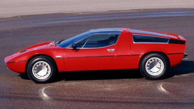 O Bora foi o primeiro Maserati com motor central traseiro, tendência de arquitetua entre os esportivos italianos da época | <a href="https://gutenberg.quatrorodas.abril.com.br/reportagens/classicos/maserati-100-anos-792281.shtml" rel="migration">Leia mais</a> O Bora foi o primeiro Maserati com motor central traseiro, tendência de arquitetua entre os esportivos italianos da época | <a href="https://gutenberg.quatrorodas.abril.com.br/reportagens/classicos/maserati-100-anos-792281.shtml" rel="migration">Leia mais</a>
