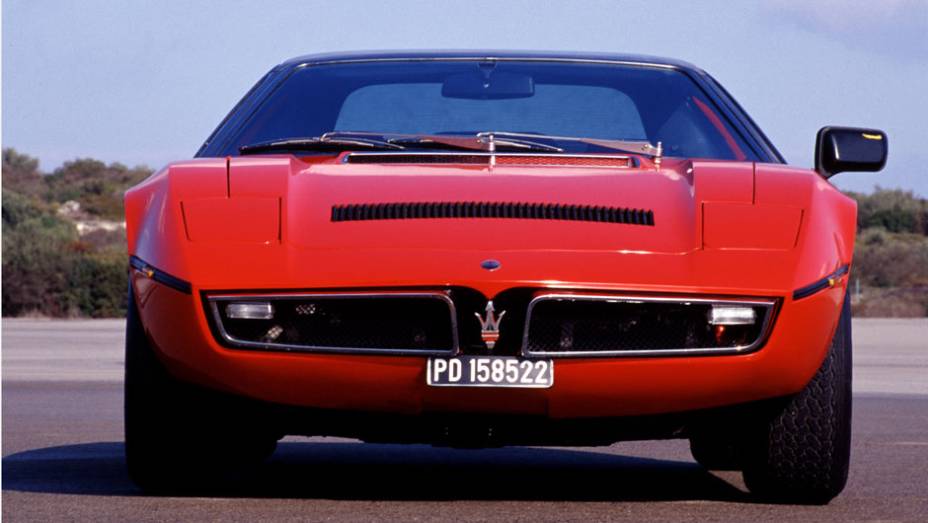 Mais uma vez, o responsável pela forma do carro foi Giorgetto Giugiaro, que então já trabalhava de seu próprio estúdio, a Italdesign | <a href="https://gutenberg.quatrorodas.abril.com.br/reportagens/classicos/maserati-100-anos-792281.shtml" rel="migration">Leia mais</a> Mais uma vez, o responsável pela forma do carro foi Giorgetto Giugiaro, que então já trabalhava de seu próprio estúdio, a Italdesign | <a href="https://gutenberg.quatrorodas.abril.com.br/reportagens/classicos/maserati-100-anos-792281.shtml" rel="migration">Leia mais</a>