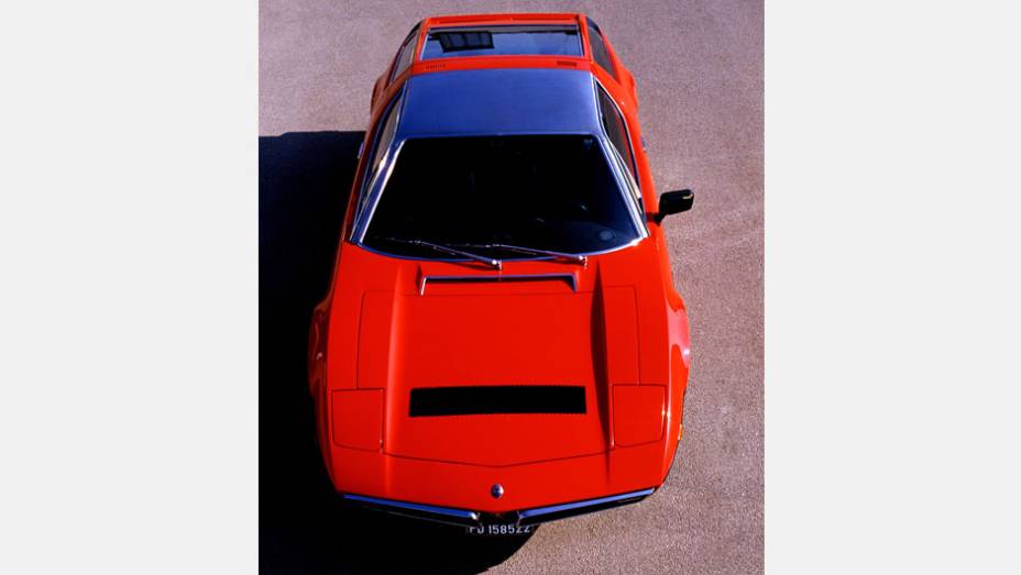 Tanto o teto quanto as colunas dianteiras eram confeccionados em aço inoxidável polido | <a href="https://gutenberg.quatrorodas.abril.com.br/reportagens/classicos/maserati-100-anos-792281.shtml" rel="migration">Leia mais</a> Tanto o teto quanto as colunas dianteiras eram confeccionados em aço inoxidável polido | <a href="https://gutenberg.quatrorodas.abril.com.br/reportagens/classicos/maserati-100-anos-792281.shtml" rel="migration">Leia mais</a>