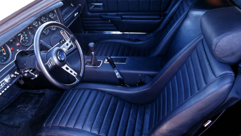 Um vidro temperado duplo separava a cabine do motor. Revestido de couro, o banco do motorista era fixo e, como o volante, tinha regulagem de altura | <a href="https://gutenberg.quatrorodas.abril.com.br/reportagens/classicos/maserati-100-anos-792281.shtml" rel="migration"></a> Um vidro temperado duplo separava a cabine do motor. Revestido de couro, o banco do motorista era fixo e, como o volante, tinha regulagem de altura | <a href="https://gutenberg.quatrorodas.abril.com.br/reportagens/classicos/maserati-100-anos-792281.shtml" rel="migration"></a>