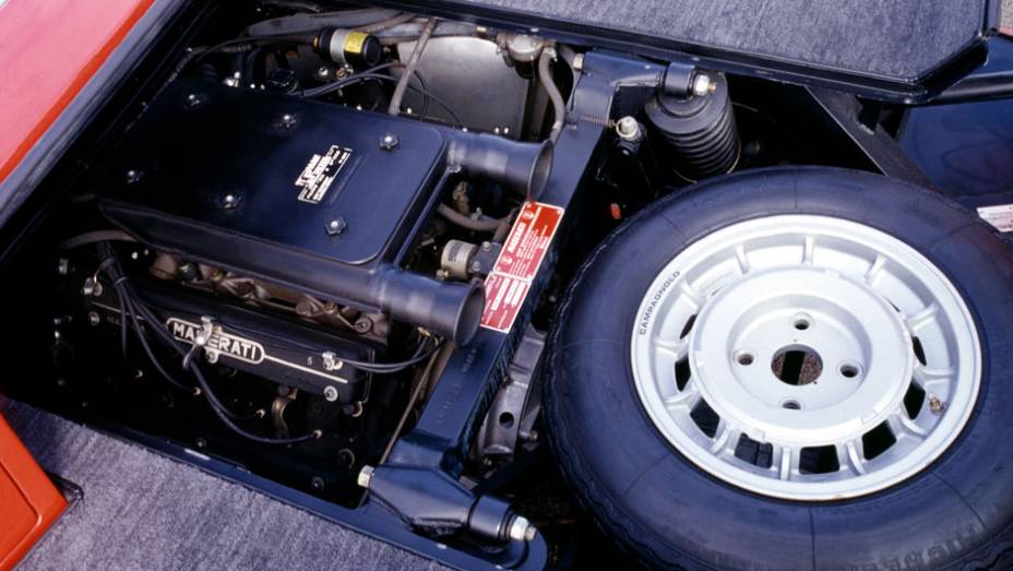 O V8 de 4.7 litros produzia 310 cv e 47 mkgf de torque, permitindo ao Bora passar dos 260 km/h. Uma versão V6, mais simples, se chamava Merak | <a href="https://gutenberg.quatrorodas.abril.com.br/reportagens/classicos/maserati-100-anos-792281.shtml" rel="migration">Leia mais</a> O V8 de 4.7 litros produzia 310 cv e 47 mkgf de torque, permitindo ao Bora passar dos 260 km/h. Uma versão V6, mais simples, se chamava Merak | <a href="https://gutenberg.quatrorodas.abril.com.br/reportagens/classicos/maserati-100-anos-792281.shtml" rel="migration">Leia mais</a>