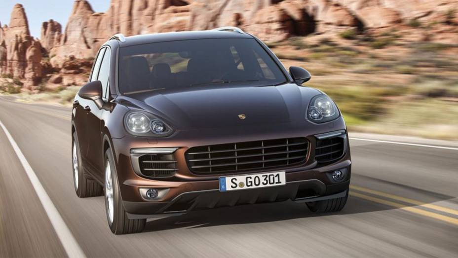 A Cayenne S recebeu um novo motor 3.6 V6 biturbo capaz de gerar 420 cv e 56 mkgf de torque | <a href="https://gutenberg.quatrorodas.abril.com.br/noticias/saloes/paris-2014/porsche-revela-cayenne-2015-reestilizada-792125.shtml" rel="migration">Leia mais</a>