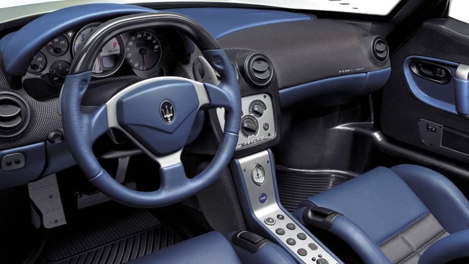 Considerado espartano demais para um carro na sua faixa de preço, o interior combinava couro azul a detalhes em fibra de carbono | <a href="https://gutenberg.quatrorodas.abril.com.br/reportagens/classicos/maserati-100-anos-792281.shtml" rel="migration">Leia mais</a>