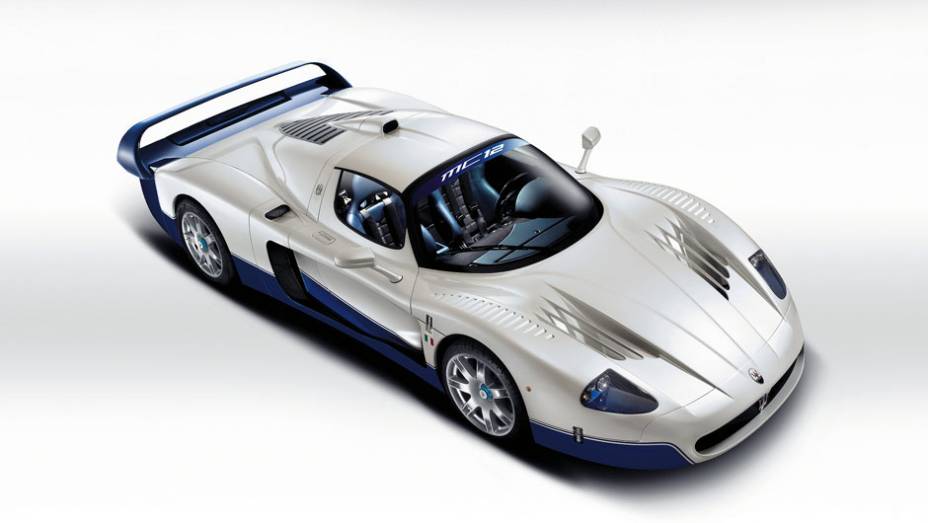 O MC12 só era vendido sob encomenda ao preço de 800 mil dólares | <a href="https://gutenberg.quatrorodas.abril.com.br/reportagens/classicos/maserati-100-anos-792281.shtml" rel="migration">Leia mais</a>