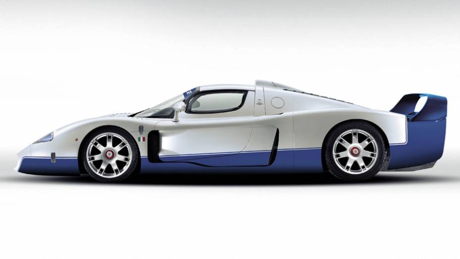 Derivado da Ferrari Enzo, o MC12 tinha chassi 29 cm mais comprido e com 12 cm a mais de entre-eixos | <a href="https://gutenberg.quatrorodas.abril.com.br/reportagens/classicos/maserati-100-anos-792281.shtml" rel="migration">Leia mais</a> Derivado da Ferrari Enzo, o MC12 tinha chassi 29 cm mais comprido e com 12 cm a mais de entre-eixos | <a href="https://gutenberg.quatrorodas.abril.com.br/reportagens/classicos/maserati-100-anos-792281.shtml" rel="migration">Leia mais</a>