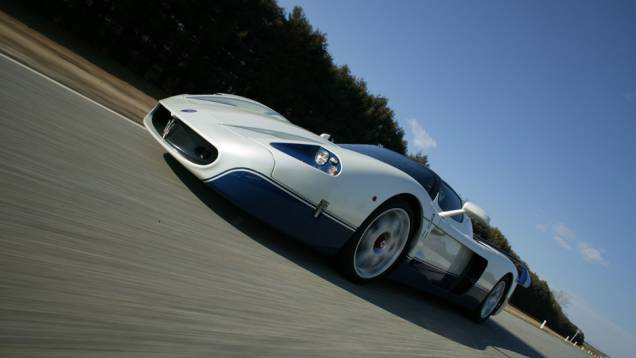 Na aceleração de 0 a 100 km/h o MC12 levava 3,8 segundos. De lá, ele era capaz de "voar" até 330 km/h | <a href="https://gutenberg.quatrorodas.abril.com.br/galerias/maserati/maserati-100-anos-outros-destaques-792010.shtml" rel="migration">Veja outros destaques da Maserati</a> | Na aceleração de 0 a 100 km/h o MC12 levava 3,8 segundos. De lá, ele era capaz de "voar" até 330 km/h | <a href="https://gutenberg.quatrorodas.abril.com.br/galerias/maserati/maserati-100-anos-outros-destaques-792010.shtml" rel="migration">Veja outros destaques da Maserati</a> |