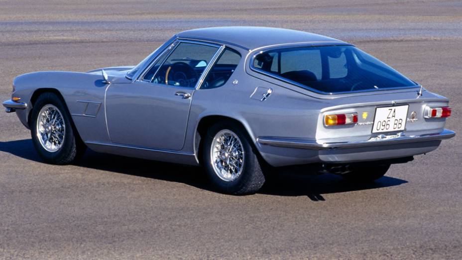 Ponto culminante da evolução dos primeiros Maserati de rua, o Mistral ainda adotava o seis-cilindros em linha do 3500 GT | <a href="https://gutenberg.quatrorodas.abril.com.br/reportagens/classicos/maserati-100-anos-792281.shtml" rel="migration">Leia mais</a>