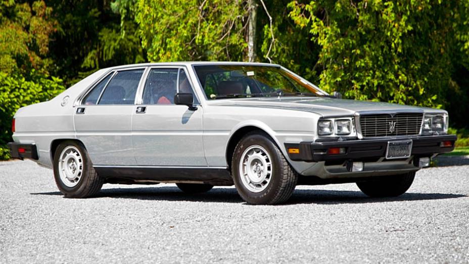 O V8 de 4.2 litros rendia 255 cv, até surgir em 1981 o de 4.9 litros e 270 cv. A versão Royale de 1986 ofereceria 300 cv e 230 km/h de máxima | <a href="https://gutenberg.quatrorodas.abril.com.br/reportagens/classicos/maserati-100-anos-792281.shtml" rel="migration">Leia mais</a>