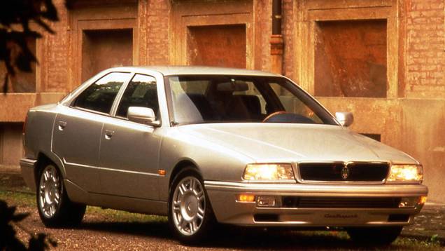 Também desenhado por Gandini, a quarta geração chegou em 1994 como uma variação do sedã Biturbo e durou até 2001 | <a href="https://gutenberg.quatrorodas.abril.com.br/reportagens/classicos/maserati-100-anos-792281.shtml" rel="migration">Leia mais</a> Também desenhado por Gandini, a quarta geração chegou em 1994 como uma variação do sedã Biturbo e durou até 2001 | <a href="https://gutenberg.quatrorodas.abril.com.br/reportagens/classicos/maserati-100-anos-792281.shtml" rel="migration">Leia mais</a>