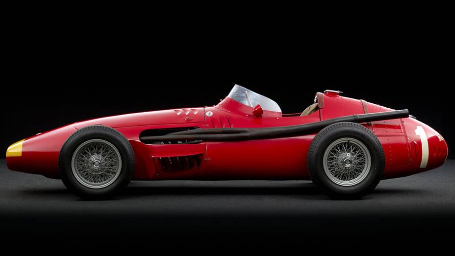 250 F (1954) - Pelas mãos de Juan Manuel Fangio e Stirling Moss, o Maserati da F1 venceu várias corridas com seu seis-cilindros em linha que levava o monoposto a 300 km/h | <a href="https://gutenberg.quatrorodas.abril.com.br/reportagens/classicos/maserati-100-anos-7" rel="migration"></a>