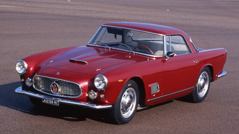 3500GT (1957) - Ele foi o primeiro Maserati realmente produzido em série e não de maneira artesanal, revelado no Salão de Genebra de 1957. Fato inédito, seu seis-cilindros foi projetado só para as ruas | <a href="https://gutenberg.quatrorodas.abril.com.br/reportagen" rel="migration"></a>