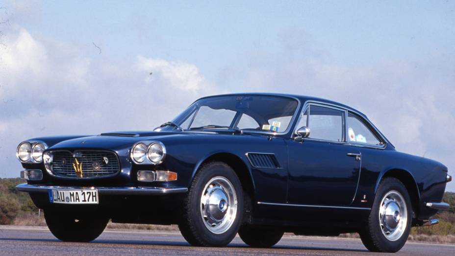 Sebring (1962) - Criado para agradar ao mercado americano, ele foi construído sobre um chassi encurtado do 3500GT. Com carroceria Vignale, chegou a 258 cv e durou até 1969 | <a href="https://gutenberg.quatrorodas.abril.com.br/reportagens/classicos/maserati-100-anos-" rel="migration"></a>