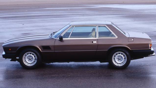 Kyalami (1976) - Alejandro de Tomaso entrou na sociedade que comprou a Maserati da Citroën. Versão do De Tomaso Longchamp, o luxuoso Kyalami foi rejeitado por fãs da Maserati | <a href="https://gutenberg.quatrorodas.abril.com.br/reportagens/classicos/maserati-100-an" rel="migration"></a> Kyalami (1976) - Alejandro de Tomaso entrou na sociedade que comprou a Maserati da Citroën. Versão do De Tomaso Longchamp, o luxuoso Kyalami foi rejeitado por fãs da Maserati | <a href="https://gutenberg.quatrorodas.abril.com.br/reportagens/classicos/maserati-100-an" rel="migration"></a>