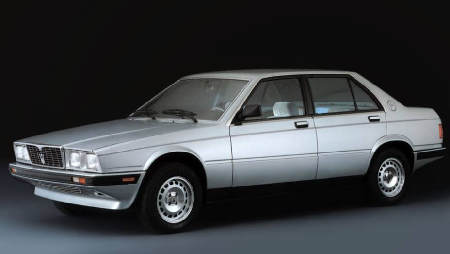 Biturbo (1981) - No Salão de Genebra de 1981 a Maserati iniciava nova fase com imagem um modelo V6 com dois turbos. Além de cupê e spyder, oferecia o segundo sedã da marca, menor que o Quattroporte | <a href="https://gutenberg.quatrorodas.abril.com.br/reportagens/cl" rel="migration"></a>