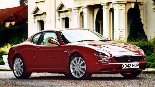 3200 GT (1998) - Criado por Giugiaro, aposentou o estilo reto dos anos 70. Munido de um V8 biturbinado, produzia 370 cv, com 280 km/h de máxima. Em 2001, com traseira nova, foi rebatizado de Coupé/Spyder | <a href="https://gutenberg.quatrorodas.abril.com.br/reportag" rel="migration"></a> 3200 GT (1998) - Criado por Giugiaro, aposentou o estilo reto dos anos 70. Munido de um V8 biturbinado, produzia 370 cv, com 280 km/h de máxima. Em 2001, com traseira nova, foi rebatizado de Coupé/Spyder | <a href="https://gutenberg.quatrorodas.abril.com.br/reportag" rel="migration"></a>