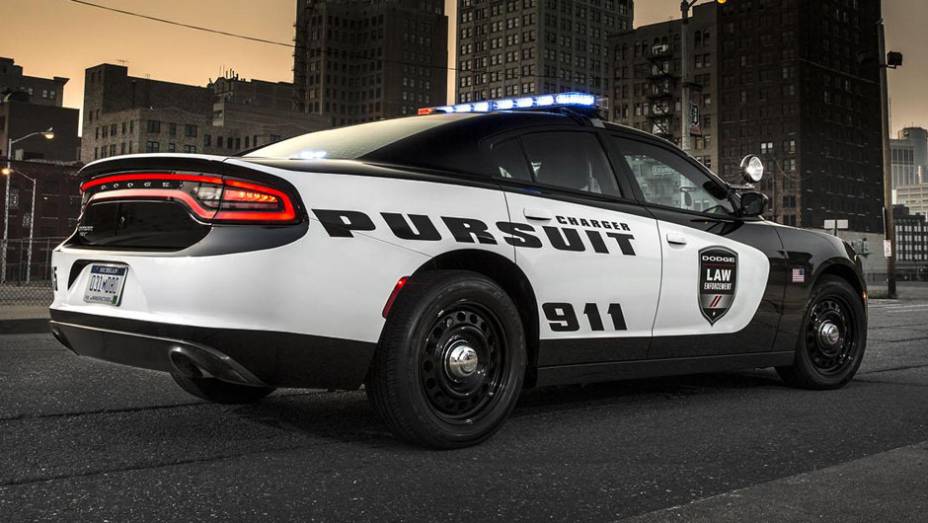 Basicamente, trata-se de uma versão do sedã concebida para o uso policial | <a href="https://gutenberg.quatrorodas.abril.com.br/noticias/fabricantes/dodge-mostra-charger-pursuit-2015-794899.shtml" rel="migration">Leia mais</a>