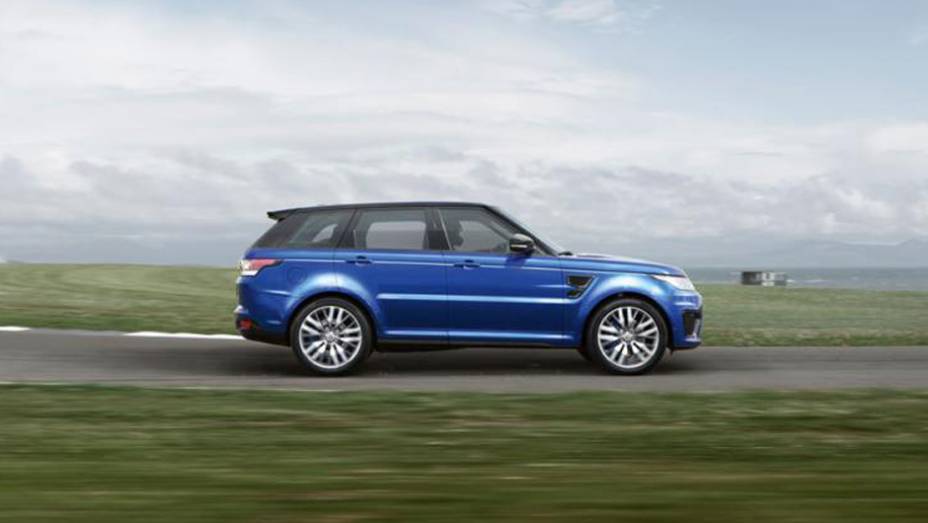 O SUV chegará ao mercado pelo preço de US$ 110.475 | <a href="https://gutenberg.quatrorodas.abril.com.br/noticias/fabricantes/range-rover-sport-svr-revelado-795105.shtml" rel="migration">Leia mais</a>