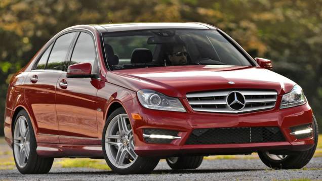 Grande arquirrival do BMW Série 3, o Mercedes-Benz Classe C ficou na terceira posição | <a href="https://gutenberg.quatrorodas.abril.com.br/noticias/mercado/pesquisa-revela-carros-preferidos-milionarios-americanos-697349.shtml" rel="migration">Leia mais</a> Grande arquirrival do BMW Série 3, o Mercedes-Benz Classe C ficou na terceira posição | <a href="https://gutenberg.quatrorodas.abril.com.br/noticias/mercado/pesquisa-revela-carros-preferidos-milionarios-americanos-697349.shtml" rel="migration">Leia mais</a>