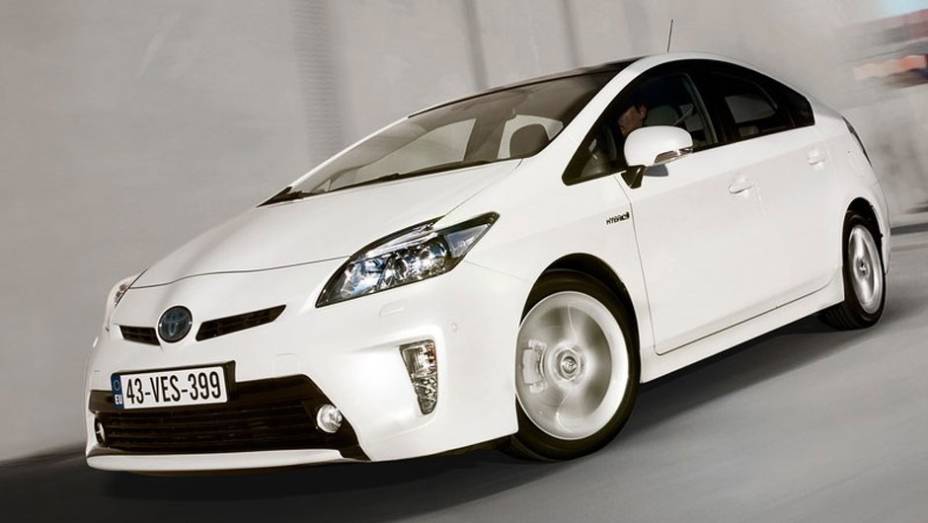 Talvez pelo apelo sustentável, o híbrido Toyota Prius conquistou a quinta posição | <a href="https://gutenberg.quatrorodas.abril.com.br/noticias/mercado/pesquisa-revela-carros-preferidos-milionarios-americanos-697349.shtml" rel="migration">Leia mais</a>