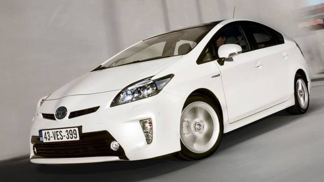 Talvez pelo apelo sustentável, o híbrido Toyota Prius conquistou a quinta posição | <a href="https://gutenberg.quatrorodas.abril.com.br/noticias/mercado/pesquisa-revela-carros-preferidos-milionarios-americanos-697349.shtml" rel="migration">Leia mais</a> Talvez pelo apelo sustentável, o híbrido Toyota Prius conquistou a quinta posição | <a href="https://gutenberg.quatrorodas.abril.com.br/noticias/mercado/pesquisa-revela-carros-preferidos-milionarios-americanos-697349.shtml" rel="migration">Leia mais</a>