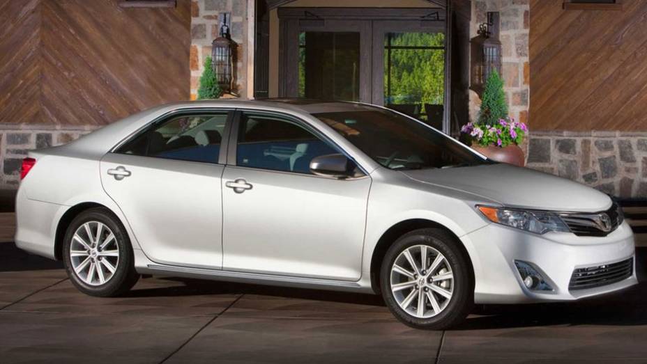 Líder da categoria de sedãs, o Toyota Camry cativa tanto os clientes menos abastados quanto os ricos | <a href="https://gutenberg.quatrorodas.abril.com.br/noticias/mercado/pesquisa-revela-carros-preferidos-milionarios-americanos-697349.shtml" rel="migration">Leia mais</a>