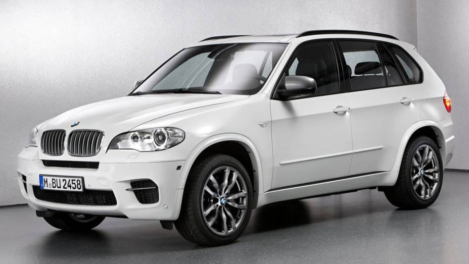 O décimo lugar da pesquisa ficou com o utilitário esportivo BMW X5, que deixou seus conterrâneos Audi Q7 e Mercedes-Benz ML para trás | <a href="https://gutenberg.quatrorodas.abril.com.br/noticias/mercado/pesquisa-revela-carros-preferidos-milionarios-americanos-69734" rel="migration"></a>