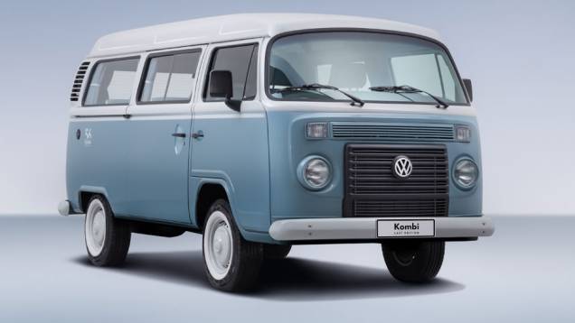 A perua é produzida no Brasil há 56 anos praticamente do mesmo jeito, salvo pelas (leves) mudanças visuais | <a href="https://gutenberg.quatrorodas.abril.com.br/noticias/fabricantes/vw-kombi-last-edition-marca-fim-perua-749892.shtml" rel="migration">Leia mais</a> A perua é produzida no Brasil há 56 anos praticamente do mesmo jeito, salvo pelas (leves) mudanças visuais | <a href="https://gutenberg.quatrorodas.abril.com.br/noticias/fabricantes/vw-kombi-last-edition-marca-fim-perua-749892.shtml" rel="migration">Leia mais</a>