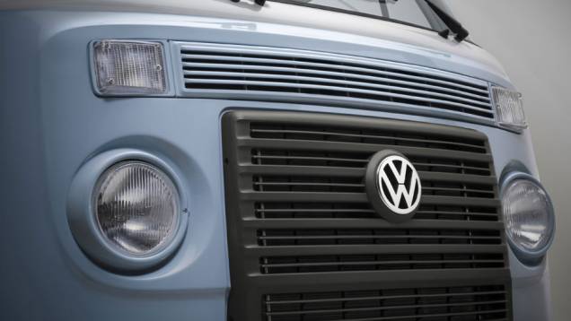 A grade frontal pintada de azul e as luzes de seta brancas são exclusividades desta versão | <a href="https://gutenberg.quatrorodas.abril.com.br/noticias/fabricantes/vw-kombi-last-edition-marca-fim-perua-749892.shtml" rel="migration">Leia mais</a> A grade frontal pintada de azul e as luzes de seta brancas são exclusividades desta versão | <a href="https://gutenberg.quatrorodas.abril.com.br/noticias/fabricantes/vw-kombi-last-edition-marca-fim-perua-749892.shtml" rel="migration">Leia mais</a>