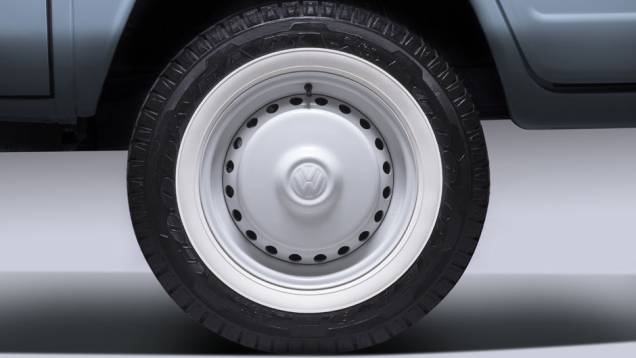 Rodas brancas e pneus com faixa branca dão um toque nostálgico à perua | <a href="https://gutenberg.quatrorodas.abril.com.br/noticias/fabricantes/vw-kombi-last-edition-marca-fim-perua-749892.shtml" rel="migration">Leia mais</a> Rodas brancas e pneus com faixa branca dão um toque nostálgico à perua | <a href="https://gutenberg.quatrorodas.abril.com.br/noticias/fabricantes/vw-kombi-last-edition-marca-fim-perua-749892.shtml" rel="migration">Leia mais</a>