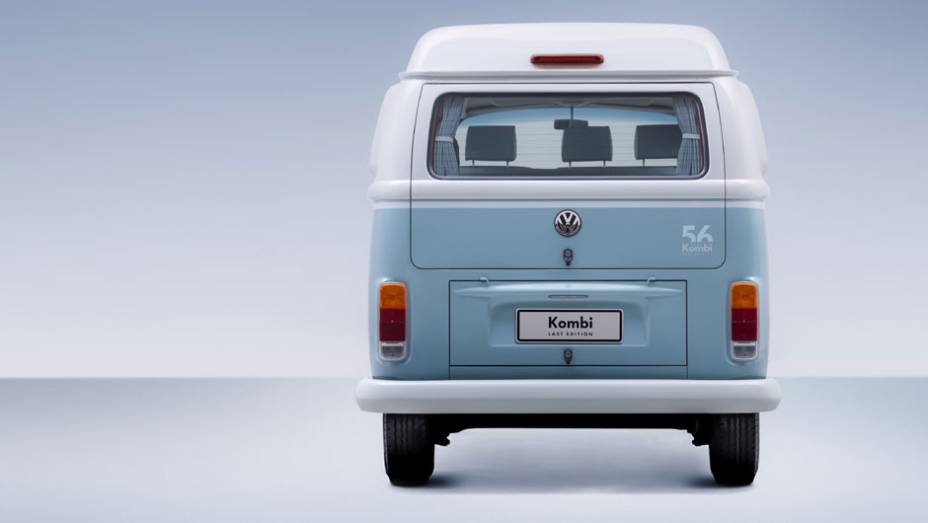 O logotipo desta série mais do que especial vai colado na traseira da perua | <a href="https://gutenberg.quatrorodas.abril.com.br/noticias/fabricantes/vw-kombi-last-edition-marca-fim-perua-749892.shtml" rel="migration">Leia mais</a>