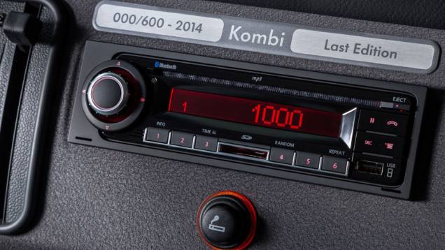 Em meio a tantos elementos retrô, o rádio com MP3 e USB até causa certa estranheza; acima, a plaqueta identifica a série | <a href="https://gutenberg.quatrorodas.abril.com.br/noticias/fabricantes/vw-kombi-last-edition-marca-fim-perua-749892.shtml" rel="migration">Leia mais</a> Em meio a tantos elementos retrô, o rádio com MP3 e USB até causa certa estranheza; acima, a plaqueta identifica a série | <a href="https://gutenberg.quatrorodas.abril.com.br/noticias/fabricantes/vw-kombi-last-edition-marca-fim-perua-749892.shtml" rel="migration">Leia mais</a>
