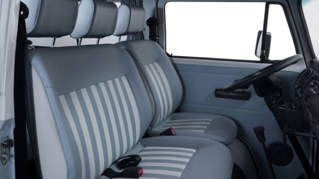 O revestimento especial nas cores azul e branca também forra os painéis de porta | <a href="https://gutenberg.quatrorodas.abril.com.br/noticias/fabricantes/vw-kombi-last-edition-marca-fim-perua-749892.shtml" rel="migration">Leia mais</a> O revestimento especial nas cores azul e branca também forra os painéis de porta | <a href="https://gutenberg.quatrorodas.abril.com.br/noticias/fabricantes/vw-kombi-last-edition-marca-fim-perua-749892.shtml" rel="migration">Leia mais</a>