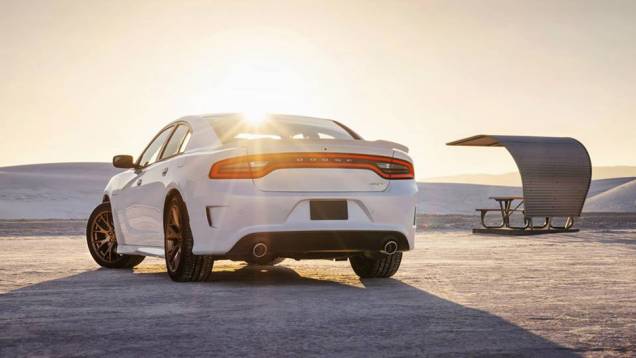 Não por acaso, o sedã é equipado com motor 6.2 V8 sobrealimentado | <a href="https://gutenberg.quatrorodas.abril.com.br/noticias/fabricantes/dodge-exibe-charger-srt-hellcat-795977.shtml" rel="migration">Leia mais</a> Não por acaso, o sedã é equipado com motor 6.2 V8 sobrealimentado | <a href="https://gutenberg.quatrorodas.abril.com.br/noticias/fabricantes/dodge-exibe-charger-srt-hellcat-795977.shtml" rel="migration">Leia mais</a>