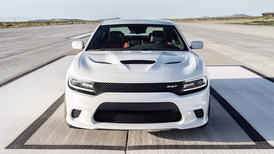 São 707 cavalos de potência a 6 mil rpm e 89,84 kgfm de torque a 4,4 mil rpm | <a href="https://gutenberg.quatrorodas.abril.com.br/noticias/fabricantes/dodge-exibe-charger-srt-hellcat-795977.shtml" rel="migration">Leia mais</a>