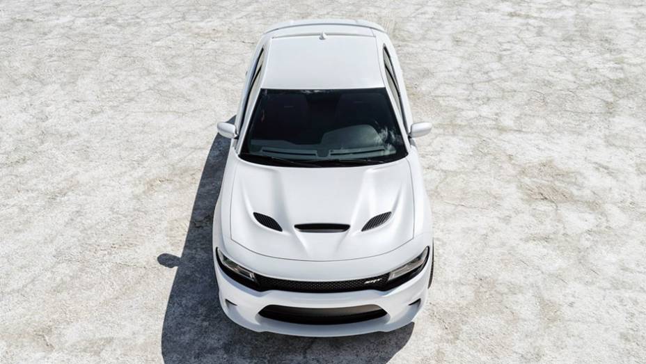 Com essa configuração, o Charger SRT Hellcat acelera de 0 a 96 km/h em 3,8 segundos e alcança a velocidade máxima de 328 km/h | <a href="https://gutenberg.quatrorodas.abril.com.br/noticias/fabricantes/dodge-exibe-charger-srt-hellcat-795977.shtml" rel="migration">Leia mais</a>