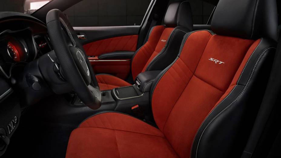 Interior do Dodge Charger SRT Hellcat | <a href="https://gutenberg.quatrorodas.abril.com.br/noticias/fabricantes/dodge-exibe-charger-srt-hellcat-795977.shtml" rel="migration">Leia mais</a>