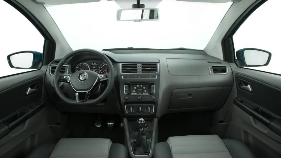 A cabine também está mais moderninha, com modificações nas saídas de ar e no volante. Desde a versão de entrada Trendline, o modelo conta com direção com assistência elétrica, chamada de Easy Drive | <a href="https://gutenberg.quatrorodas.abril.com.br/carros/lancame" rel="migration"></a>