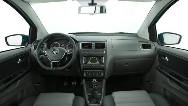 A cabine também está mais moderninha, com modificações nas saídas de ar e no volante. Desde a versão de entrada Trendline, o modelo conta com direção com assistência elétrica, chamada de Easy Drive | <a href="https://gutenberg.quatrorodas.abril.com.br/carros/lancame" rel="migration"></a> A cabine também está mais moderninha, com modificações nas saídas de ar e no volante. Desde a versão de entrada Trendline, o modelo conta com direção com assistência elétrica, chamada de Easy Drive | <a href="https://gutenberg.quatrorodas.abril.com.br/carros/lancame" rel="migration"></a>