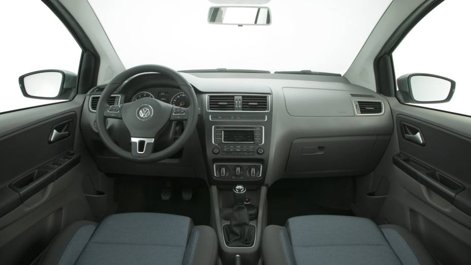 Por dentro, ela conta com revestimento diferenciado e malharia azul | <a href="https://gutenberg.quatrorodas.abril.com.br/carros/lancamentos/volkswagen-fox-797087.shtml" rel="migration">Leia mais</a>