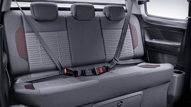 Por dentro, a promessa é de que 5 ocupantes se acomodem com conforto. O espaço para a cabeça é de 945 milímetros, obtido graças a um recurso interessante: nesse trecho do carro, o teto é discretamente elevado | <a href="https://gutenberg.quatrorodas.abril.com.br/car" rel="migration"></a> Por dentro, a promessa é de que 5 ocupantes se acomodem com conforto. O espaço para a cabeça é de 945 milímetros, obtido graças a um recurso interessante: nesse trecho do carro, o teto é discretamente elevado | <a href="https://gutenberg.quatrorodas.abril.com.br/car" rel="migration"></a>