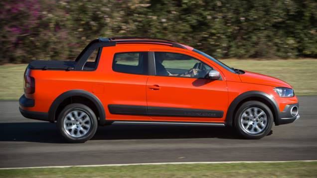 ...controle de tração (ASR), bloqueio eletrônico de diferencial (EDS) e assistente de partida em rampa (HHS) | <a href="https://gutenberg.quatrorodas.abril.com.br/carros/lancamentos/volkswagen-saveiro-cabine-dupla-797088.shtml" rel="migration">Leia mais</a> ...controle de tração (ASR), bloqueio eletrônico de diferencial (EDS) e assistente de partida em rampa (HHS) | <a href="https://gutenberg.quatrorodas.abril.com.br/carros/lancamentos/volkswagen-saveiro-cabine-dupla-797088.shtml" rel="migration">Leia mais</a>