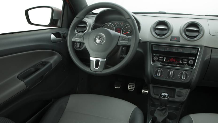Na frente da cabine, o sistema de áudio conta com entradas USB e auxiliar e com a função streaming, pelo qual é possível ouvir músicas via Bluetooth | <a href="https://gutenberg.quatrorodas.abril.com.br/carros/lancamentos/volkswagen-saveiro-cabine-dupla-797088.shtml" rel="migration"></a>