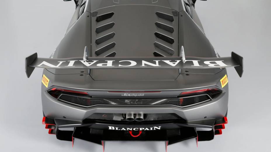 ...e aerofólio traseiro com 10 possibilidades de ajuste. As rodas são revestidas com pneus Pirelli exclusivos | <a href="https://gutenberg.quatrorodas.abril.com.br/noticias/fabricantes/lamborghini-oficializa-huracan-super-trofeo-797510.shtml" rel="migration">Leia mais</a> ...e aerofólio traseiro com 10 possibilidades de ajuste. As rodas são revestidas com pneus Pirelli exclusivos | <a href="https://gutenberg.quatrorodas.abril.com.br/noticias/fabricantes/lamborghini-oficializa-huracan-super-trofeo-797510.shtml" rel="migration">Leia mais</a>