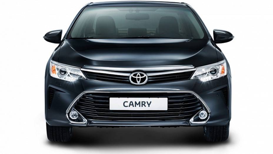 Apesar de dividirem a mesma plataforma, as duas variantes do Camry se diferem, por exemplo, na grade frontal | <a href="https://gutenberg.quatrorodas.abril.com.br/noticias/fabricantes/toyota-mostra-camry-2015-global-moscou-797983.shtml" rel="migration">Leia mais</a>