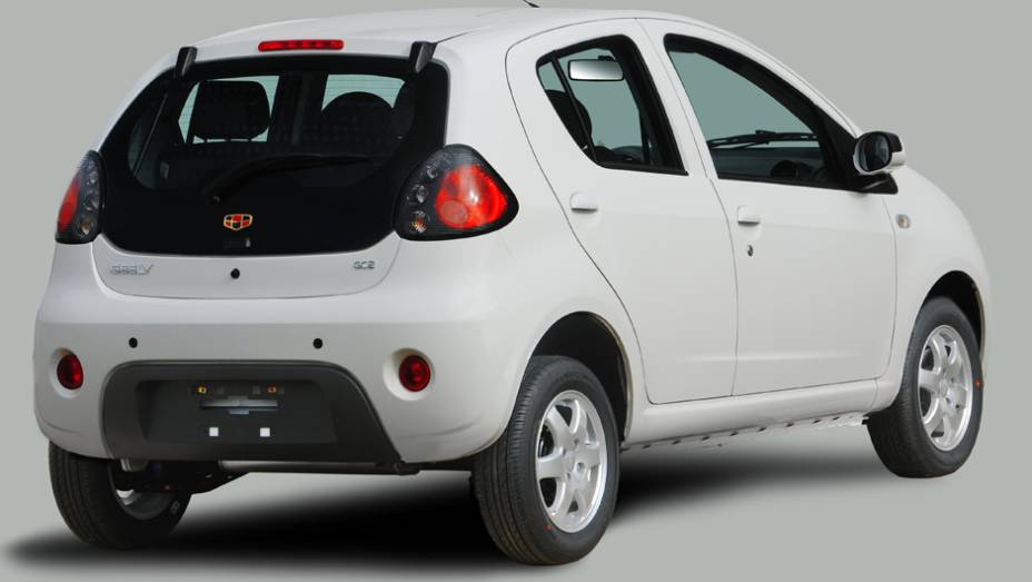 Tal qual o EC7, o pequenino GC2 é montado na planta uruguaia da Geely, situada na capital Montevidéu | <a href="https://gutenberg.quatrorodas.abril.com.br/carros/lancamentos/geely-gc2-798075.shtml" rel="migration">Leia mais</a>